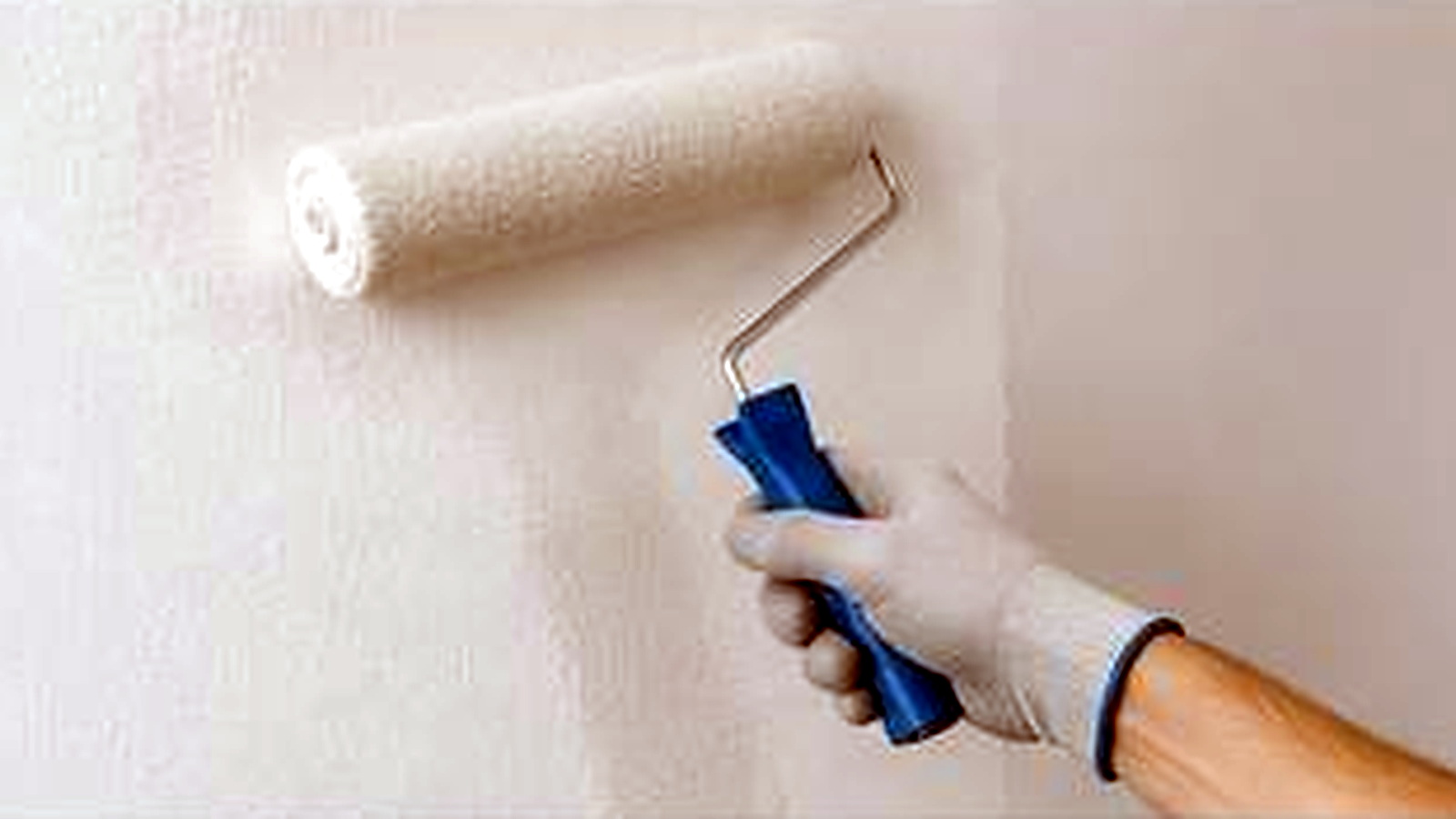 Farbrolle beim sauberen Innenanstrich einer Wand